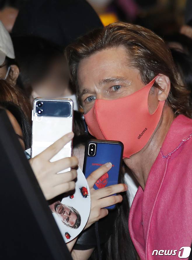 할리우드 배우 브래드 피트가 19일 오후 서울 용산구 용산 CGV에서 열린 영화 ‘불릿 트레인’(연출 데이빗 레이치) 레드카펫 행사에서 팬과 기념 촬영을 하고 있다. ⓒ News1 권현진 기자