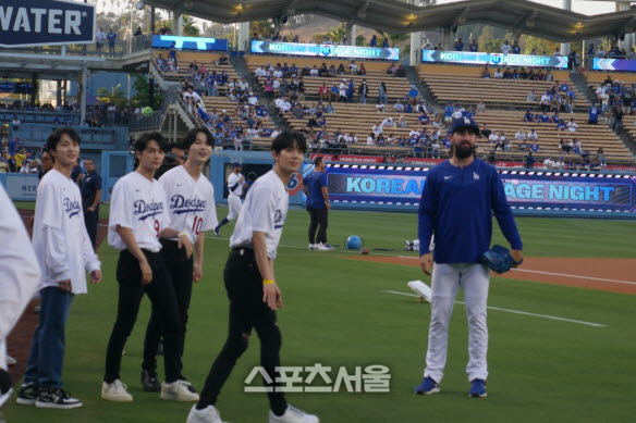 제이가 캐치볼 연습을 하면서 자신이 던진 공이 어뚱한 곳으로 날아가자 곤솔린과 엔하이픈 동료들이 황당한 표정으로 지켜보고 있다. 다저스타디움|문상열전문기자