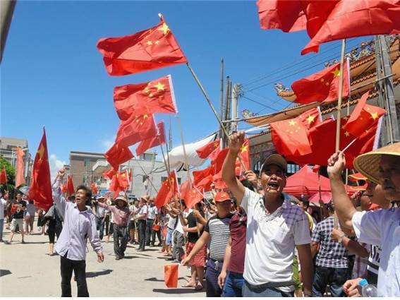 <2016년 6월 19일, 중국 광둥성 우칸(烏坎)의 마을 사람들이 마을 지도자의 석방을 요구하며 시위하고 있다. 사진/The Asahi Shimbun/>