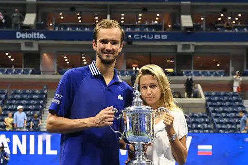 다닐 메드베데프(왼쪽)와 그의 아내 다리아 체르니시코바가 2021 US 오픈 우승 기념 트로피를 같이 든 채 기뻐하고 있다. /US 오픈 트위터