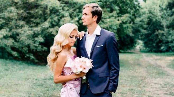 다닐 메드베데프(오른쪽)와 그의 아내의 결혼식 모습. /메드베데프 인스타그램