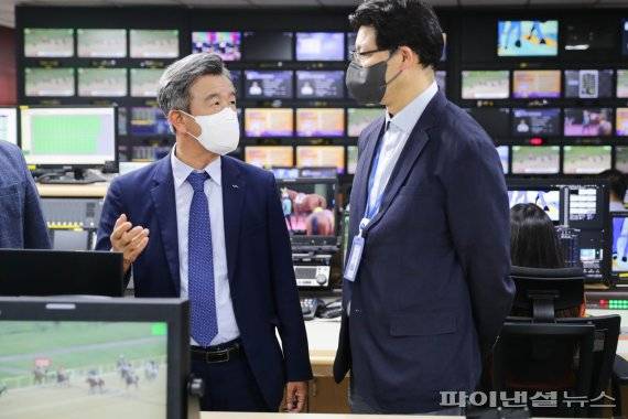 정기환 한국마사회 회장 한국마사회 국제방송센터 점검. 사진제공=한국마사회