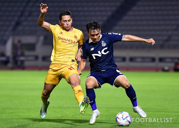 헤이스(왼쪽, 광주FC), 채광훈(오른쪽, 서울이랜드). 서형권 기자