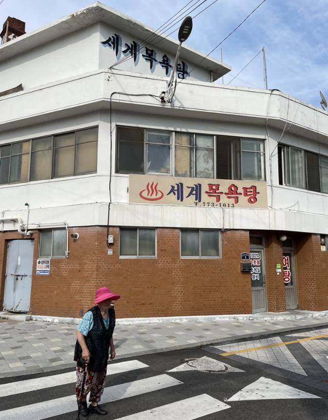 지난달 19일 인천 동구 송현동 세계목욕탕 전경.