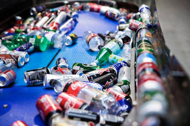 덴마크 전역에서 수거된 빈 병들이 댄스크 레투어쉬스팀의 공장에서 선별되고 있습니다. 라벨과 뚜껑이 그대로 붙어 있습니다. 이 중 상태가 좋은 것은 재사용하고, 재사용이 어려운 건 분쇄해 재활용 자재로 씁니다. 댄스크 레투어쉬스팀 제공