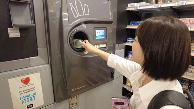 지난달 20일 코펜하겐의 숙소 근처에 있는 마트에 들러 빈 병 보즘금 반환 기계에 페트병을 넣었습니다. 덴마크 마트 대부분은 이런 기계가 설치돼 있습니다. 기계가 없는 곳이더라도 직원이 직접 병을 받고 보증금을 돌려주기도 한다네요. 이수연 PD