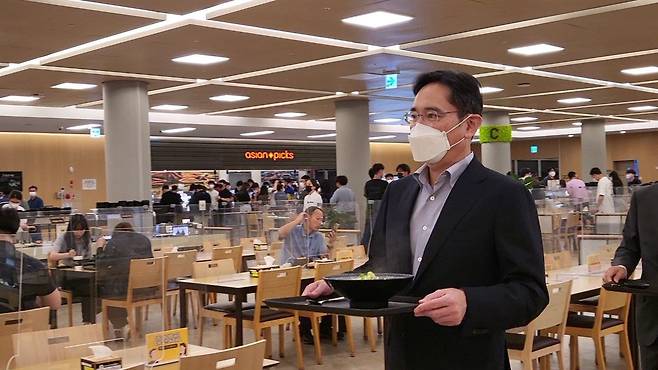 이재용 삼성전자 부회장이 19일 19일 삼성전자 기흥 반도체 R&D단지 기공식에 앞서 화성캠퍼스 구내식당에서 임직원과 함께 식사하기 위해 식판을 들고 이동하고 있다. 사진 삼성전자