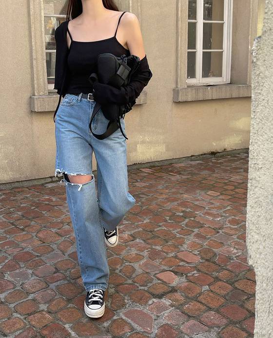 모바일 쇼핑몰 에이블리에서 인기가 가장 많은 ‘찢청’ 브랜드 제품들. 허리 아래로 걸쳐 입으면서 바지 통은 넓은 골반 바지(와이드 팬츠) 스타일이 특히 유행이다. [사진 각 브랜드]