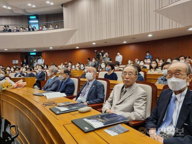 대한민국기독교원로의회에 참여하는 원로 목회자들이  19일 서울 여의도 헌정기념관에서 창립예배를 드리고 있다. 오른쪽부터 박정근 김명혁 김진호 목사.