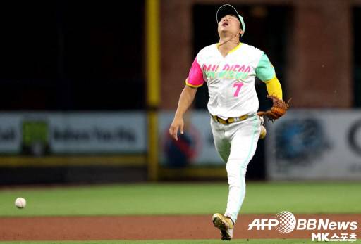 김하성이 5회 땅볼 타구를 처리하지 못한 뒤 아쉬워하고 있다. 이 타구는 내야안타로 기록됐다. 사진(美 샌디에이고)=ⓒAFPBBNews = News1