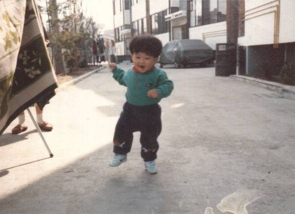 이준석 국민의힘 전 대표가 어린 시절 노원구 상계동 오성빌라 앞을 걷고 있다. 이 전 대표는 오성빌라 반지하 층에 살았다고 밝힌 바 있다. 이 전 대표 측 제공