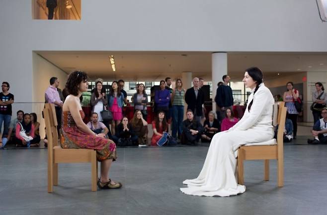 마리나 아브라모비치, 예술가가 여기 있다(마리나 아브라모비치와의 조우)