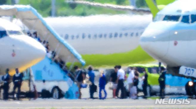 [제주=뉴시스] 우장호 기자 = 낮 기온이 35도를 웃도는 등 다시 폭염이 기승을 부리는 19일 오후 제주공항 계류장에 지열로 인한 아지랑이가 피어오르고 있다. 2022.08.19. woo1223@newsis.com