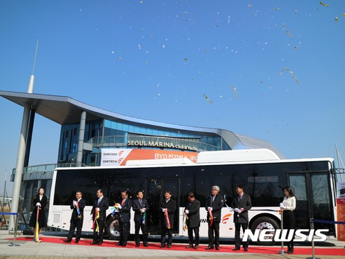 [서울=뉴시스]7일 서울 여의도 마리나클럽에서 열린 BYD 전기버스 eBUS-12 국내 론칭행사에서 참석 내빈들이 기념테이프를 자르고 있다. 2017.03.07. (사진=썬코어 제공)  photo@newsis.com