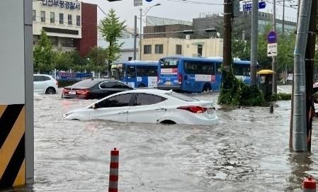 폭우에 잠긴 차량 - 호우경보가 발효된 8일 오후 인천시 부평구 부평경찰서 인근 도로가 폭우에 잠겨있다. 2022.8.8 독자제공 뉴스1