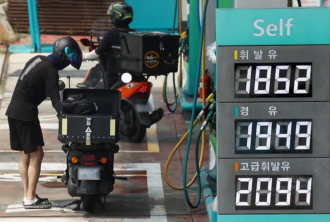 주유소 휘발유 평균 가격이 내림세를 보인 지난 3일 서울 시내 한 주유소에 유가 정보가 게시되어 있다. ⓒ연합뉴스
