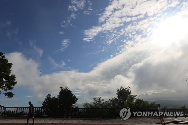 맑은 하늘 남산 8월 10일 오전 서울 남산에서 바라본 맑은 하늘의 모습. [연합뉴스 자료사진]