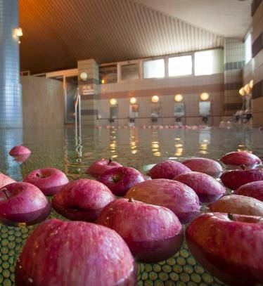 아오모리현의 한 온천물에 떠 있는 아오모리산 사과 [일본자치체국제화협회 홈페이지]