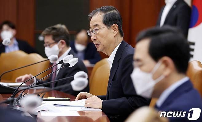 한덕수 국무총리가 18일 오전 서울 종로구 정부서울청사에서 열린 국정현안점검조정회의를 주재하고 있다. 2022.8.18/뉴스1 ⓒ News1 박지혜 기자