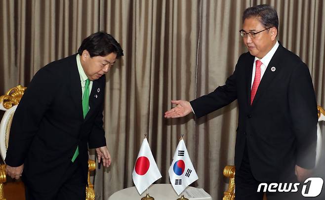 박진 외교부 장관(우측)과 하야시 요시마사 일본 외무상이 4일 오후(현지시간) 캄보디아 프놈펜 소카호텔에서 열린 한·일 외교장관회담에서 기념 촬영을 마친 뒤 착석하고 있다. 2022.8.4/뉴스1 ⓒ News1 김명섭 기자