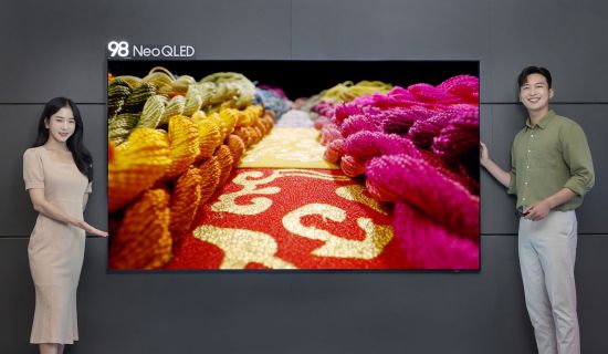 삼성전자 모델이 서울 논현동에 위치한 삼성 디지털프라자 강남본점에서 Neo QLED 98형 신제품을 소개하고 있다.