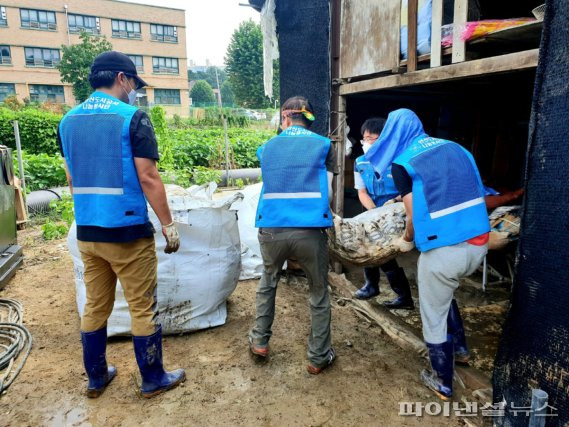 안산도시공사 19일 반월동 의류 원단창고 수해 복구 지원. 사진제공=안산도시공사