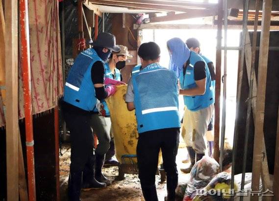안산도시공사 19일 반월동 의류 원단창고 수해 복구 지원. 사진제공=안산도시공사