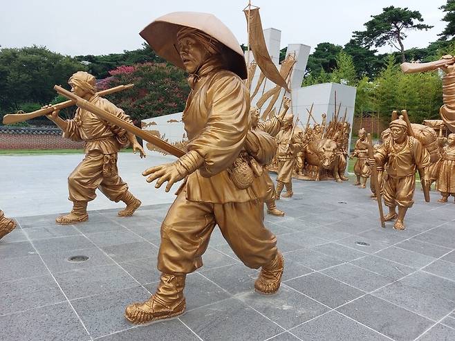 전북 정읍시 덕천면 황토현 전적지에 있는 청동 군상 <불멸-바람길>. 노형석 기자