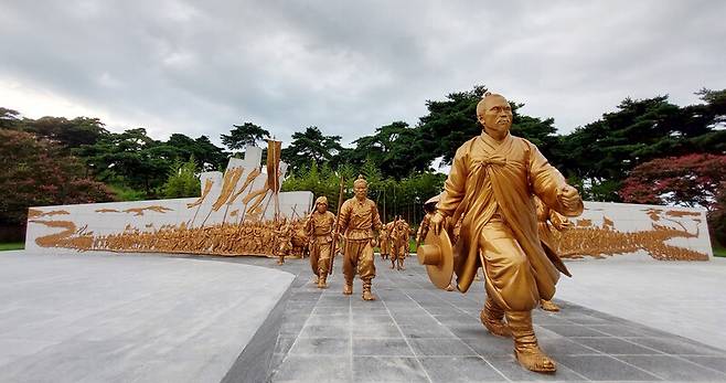 전북 정읍시 덕천면 황토현 전적지에 있는 청동 군상 <불멸-바람길>. 노형석 기자