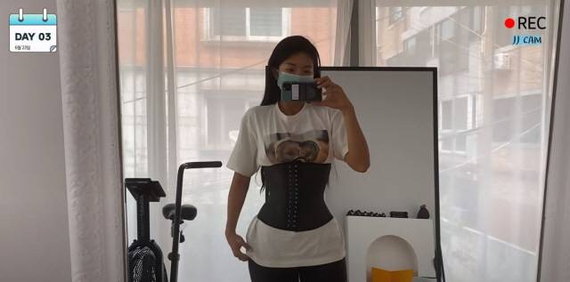 흉곽 코르셋은 소화 장애와 생리기능 장애 등의 부작용을 유발할 수 있다./사진=제이제이살롱드핏 유튜브 캡처