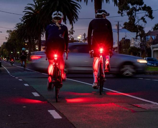 호주에서 페달을 밟는 자전거 운전자의 종아리를 겨냥해 빨간색 LED 빛을 비추는 ‘자전거용 후미등’이 개발됐다. 프로젝트 플록 제공