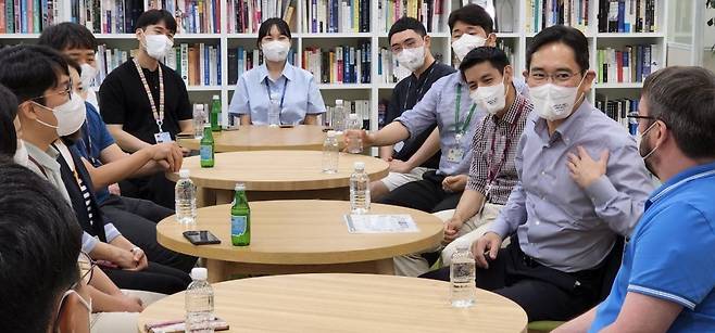 Samsung Electronics Vice Chairman Lee Jae-yong talks with employees at the company’s chipmaking complex in Hwaseong, Gyeonggi Province, Friday. (Samsung Electronics)