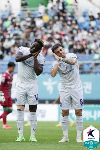 골 세리머니 하는 안양 안드리고와 아코스티.[한국프로축구연맹 제공]