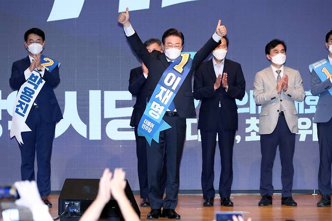 21일 오후 광주 김대중컨벤션센터에서 열린 더불어민주당 당 대표 및 최고위원 후보자 광주 합동연설회에서 이재명(가운데) 당 대표 후보가 지지를 호소하고 있다. 이 후보는 호남에서도 이틀 연속 압승을 거뒀다.[연합]