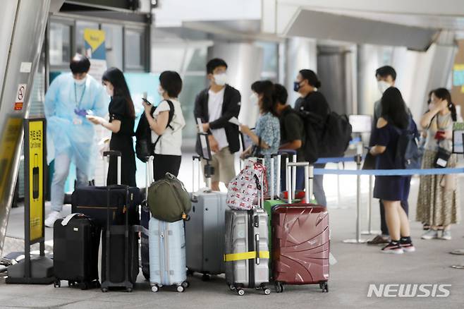 [인천공항=뉴시스] 최동준 기자 = 4일 인천국제공항 제1터미널 코로나19 검사센터에서 공항 이용객들이 검사를 받기 위해 기다리고 있다. 2022.08.04. photocdj@newsis.com