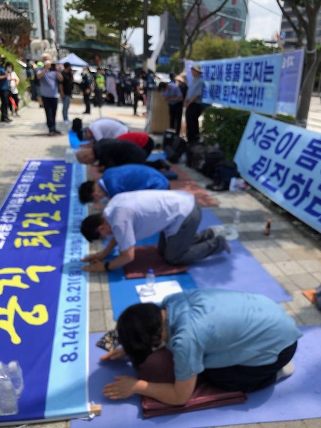 [서울=뉴시스]21일 서울 강남구 봉은사 앞에서 봉은사 승려의 폭행 규탄 시민집회가 진행되고 있다. (사진=조계종 민주노조 제공) 2022.08.21. photo@newsis.com  *재판매 및 DB 금지