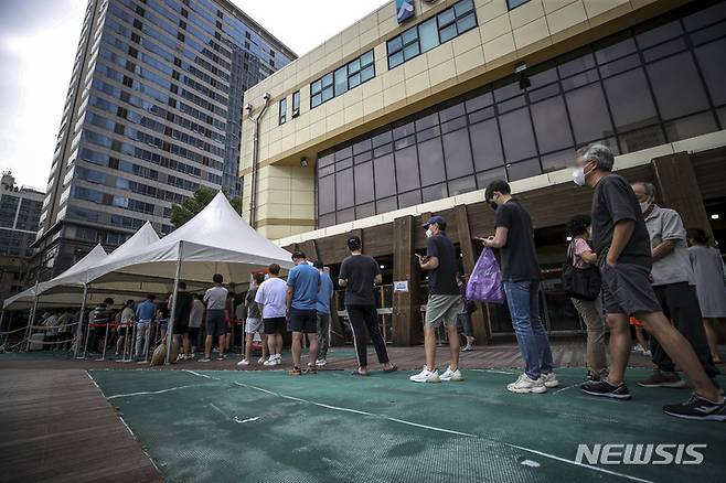 [서울=뉴시스] 정병혁 기자 = 0시 기준 국내 코로나19 신규확진자가 11만933명으로 집계된 21일 오전 서울 송파구보건소 선별진료소를 찾은 시민들이 검사를 받기 위해 줄 서 있다. 2022.08.21. jhope@newsis.com
