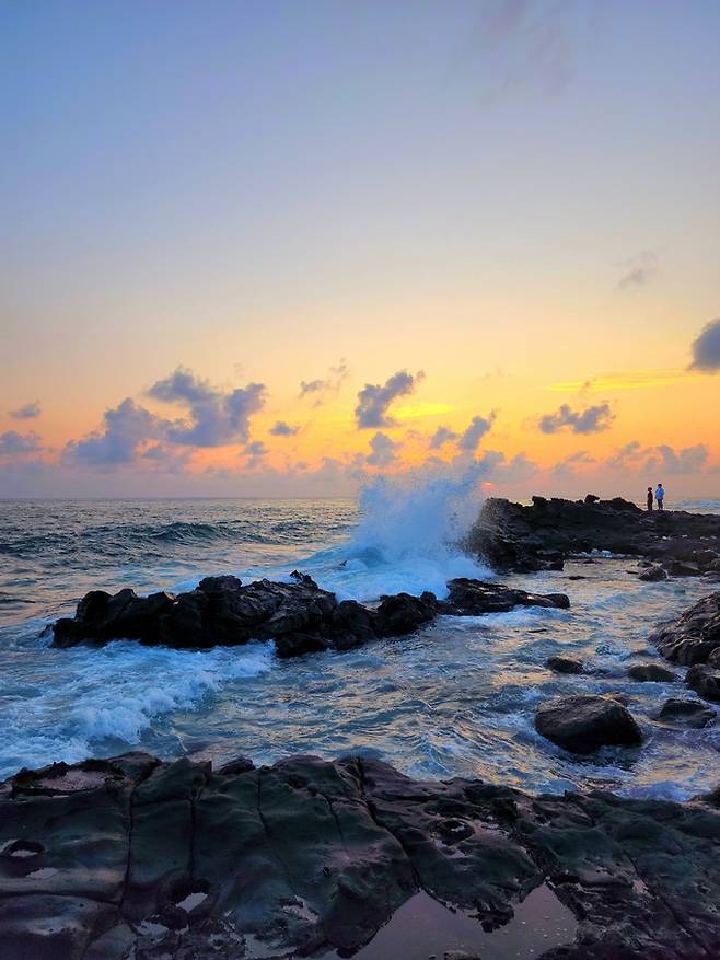 작은 도구리 파도와 노을