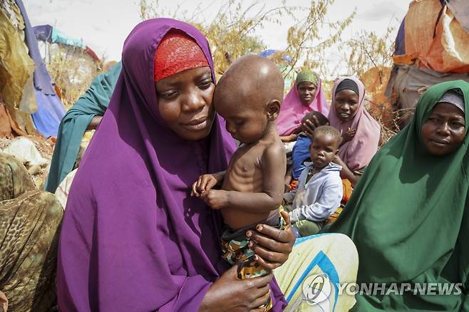 소말리아의 한 난민캠프에서 굶주린 1살짜리 아이 안고 있는 엄마 [AP 연합뉴스 자료사진. 재판매 및 DB 금지]