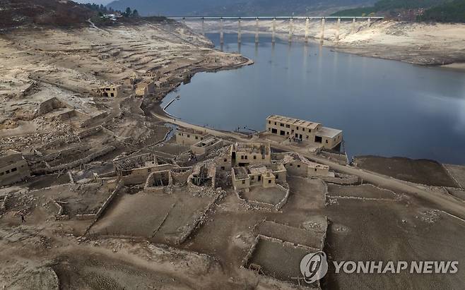 수몰됐다 가뭄에 모습 드러낸 스페인 아세레도 마을 2월 12일(현지시간) 촬영. [AP 연합뉴스 자료사진. 재판매 및 DB 금지]