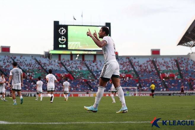 연장 전반전에 결승골을 터뜨린 뒤 기뻐하는 전북 현대 구스타보. 사진=프로축구연맹