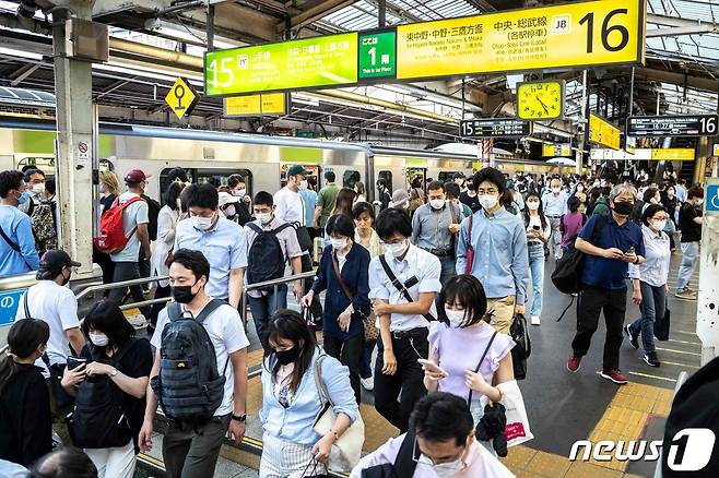 일본  도쿄도의 한 기차역에서 이용객들이 이동하고 있는 모습. ⓒ AFP=뉴스1 ⓒ News1 강민경 기자