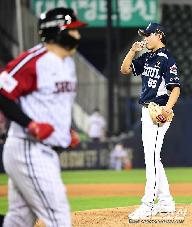 두산 투수 정철원이 8회말 LG 선두타자 김현수에게 볼넷을 내주고 있다.