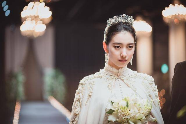 '안나'는 사소한 거짓말을 시작으로 완전히 다른 사람의 인생을 살게 된 여자의 이야기를 그린 시리즈다. 쿠팡플레이 제공