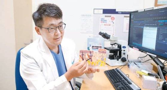 허창훈 교수는 “초기 탈모일 때 탈모 치료 의료기기를 적극적으로 활용하는 것이 도움된다”고 설명했다. 사진 분당서울대병원