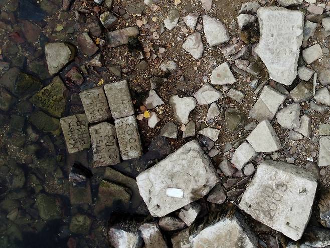 독일 보름스 지역에서 드러난 여러개의 ‘헝거스톤’ (기근석) (사진/로이터)