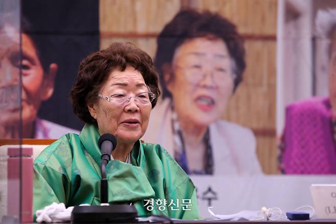 위안부 피해자인 이용수 할머니가 3월17일 서울 중구 한국프레스센터에서 일본군 ‘위안부’ 문제 ICJ 회부 추진위원회 주최로 열린 각국 ‘위안부’ 생존자 및 단체의 유엔 인권 특별보고관 공개서한 발송 발표 기자회견에서 발언을 하고 있다. 권도현 기자