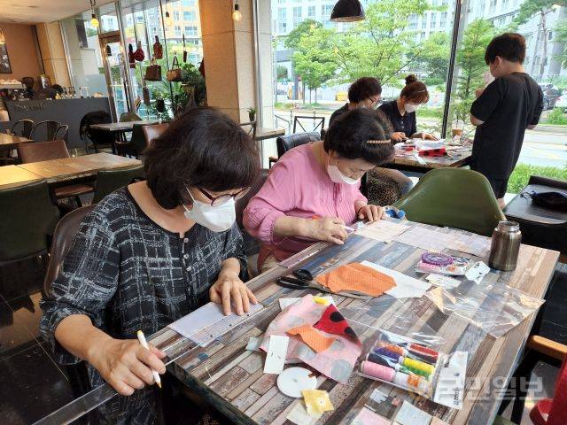 지난 10일 경기 화성 좋은사람들교회(이진해 목사)가 운영하는 '토브예술문화원'에서 수강생들이 퀼트 수업을 수강하고 있다.