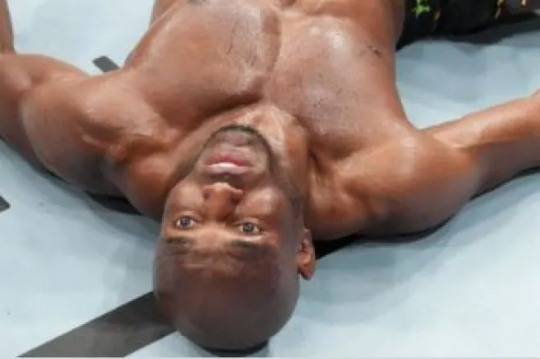 킥 한방에 넉아웃, 대자로 누운 우스만(사진=게티UFC)