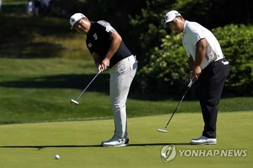 나란히 연습하는 임성재(왼쪽)와 김주형.
[AP=연합뉴스]
